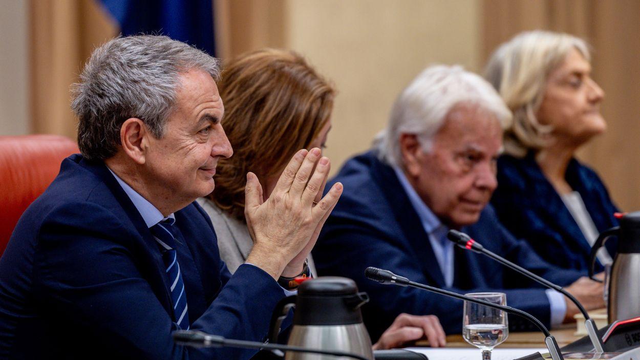 Los expresidentes del Gobierno José Luis Rodríguez Zapatero (1i) y Felipe González (2d), y la presidena del Congreso, Francina Armengol (2i), durante la presentación del libro 'Discursos parlamentarios' de Alfredo Pérez Rubalcaba, en el Congreso de los Diputados, a 11 de diciembre de 2025. EP.
