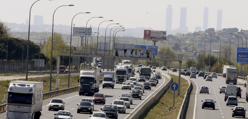 Tráfico en la carretera A-2 en sentido salida de Madrid durante el principio de la Operación Salida de Semana Santa