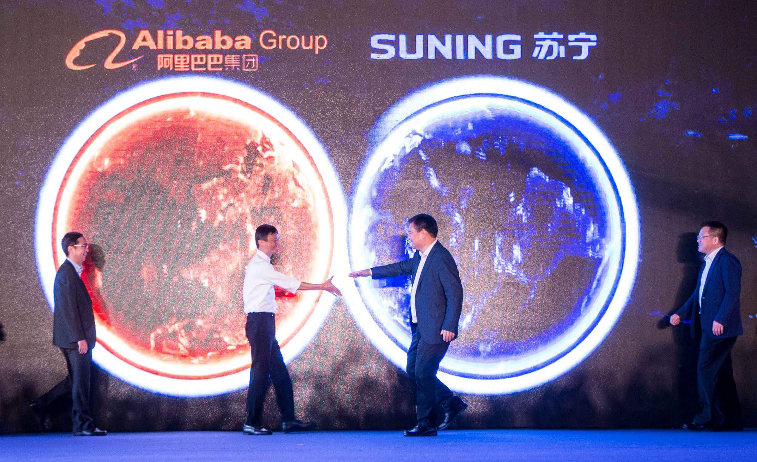 El director del grupo Alibaba, Jack Ma (i), participa junto al director del Suning Group, Zhang Jindong, en una ceremonia en Nanjing (China)