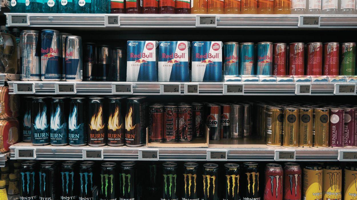 Imagen de recurso de bebidas energéticas en un supermercado. Pixabay.