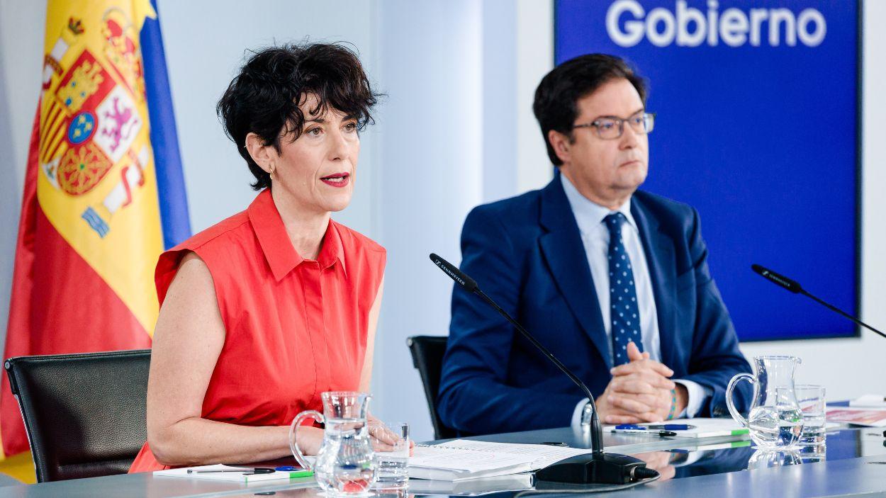 La ministra de Seguridad Social, Inclusión y Migraciones, Elma Saiz, y el ministro de Transformación Digital y Función Pública, Óscar López. EP