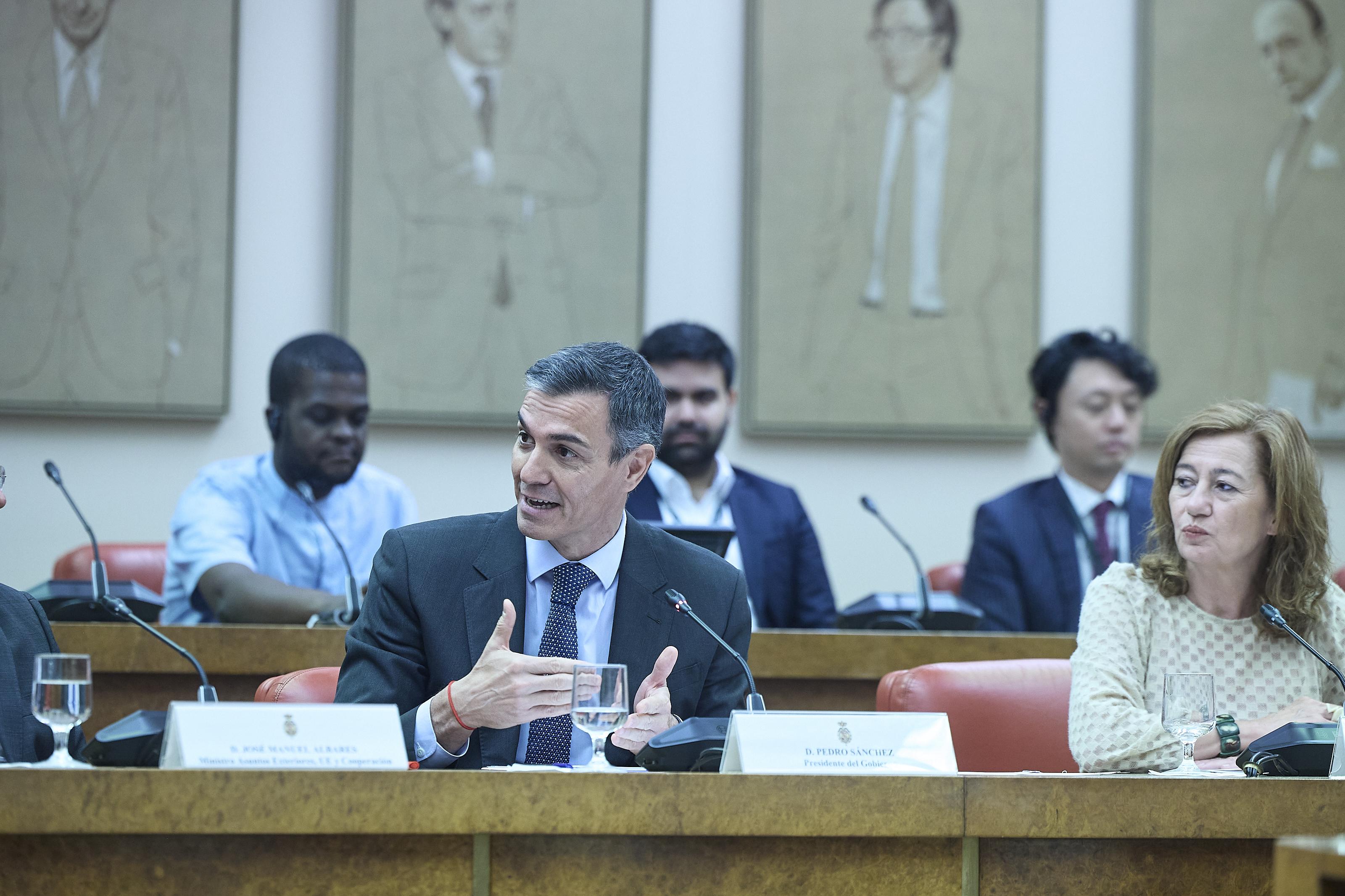El presidente del Gobierno, Pedro Sánchez (i), acompañada de la presidenta del Congreso de los Diputados, Francina Armengol (d), inaugura la primera reunión del Panel de Expertos en IA de Naciones Unidas. EP.