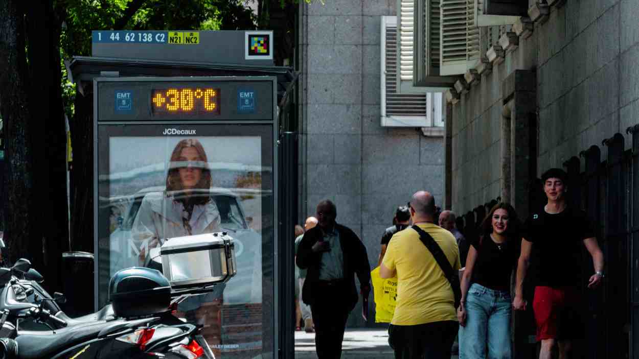 Un termómetro indica la temperatura, a mayo de 2026, en Madrid. EP
