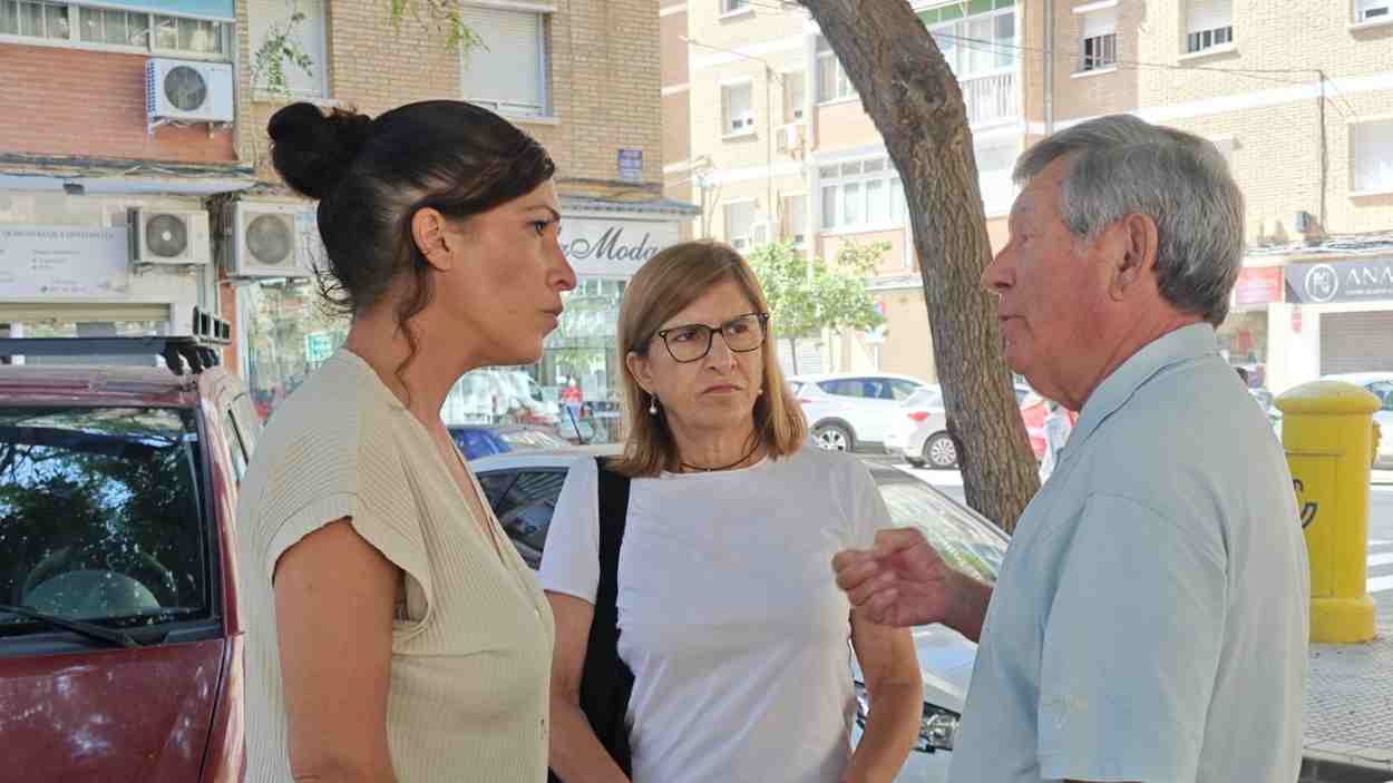 Toni Morillas con vecinos afectados. Foto de Con Málaga