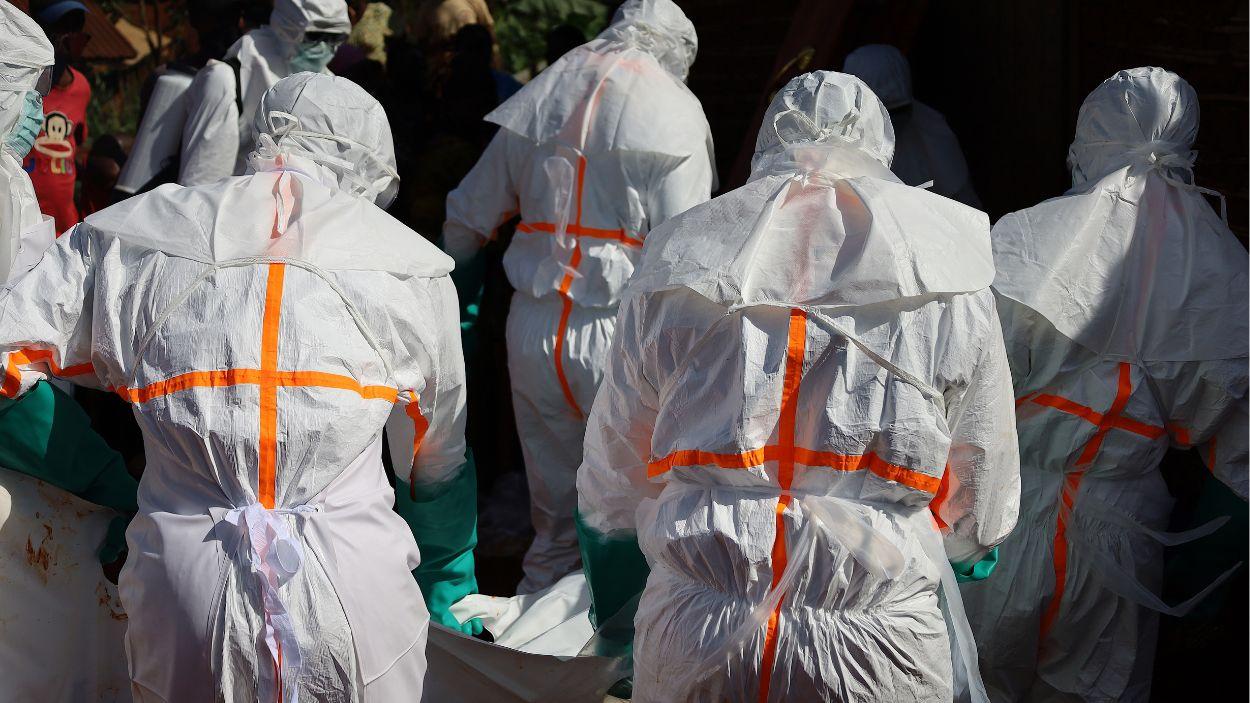 Trabajadores sanitarios con trajes de protección por el brote de ébola en la localidad de Mongbwalu, provincia de Ituri, en el Congo. EP.