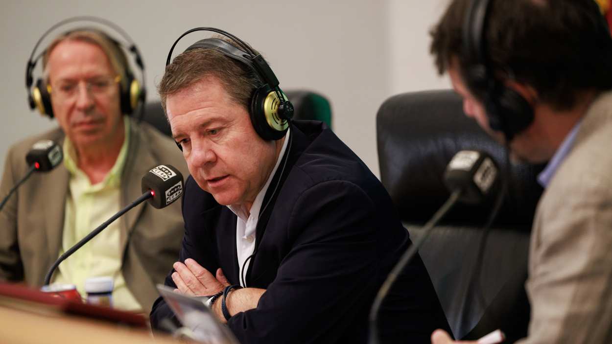El presidente de Castilla-La Mancha, Emiliano García-Page, durante la entrevista en el programa La Brújula, en Onda Cero. JCCM.