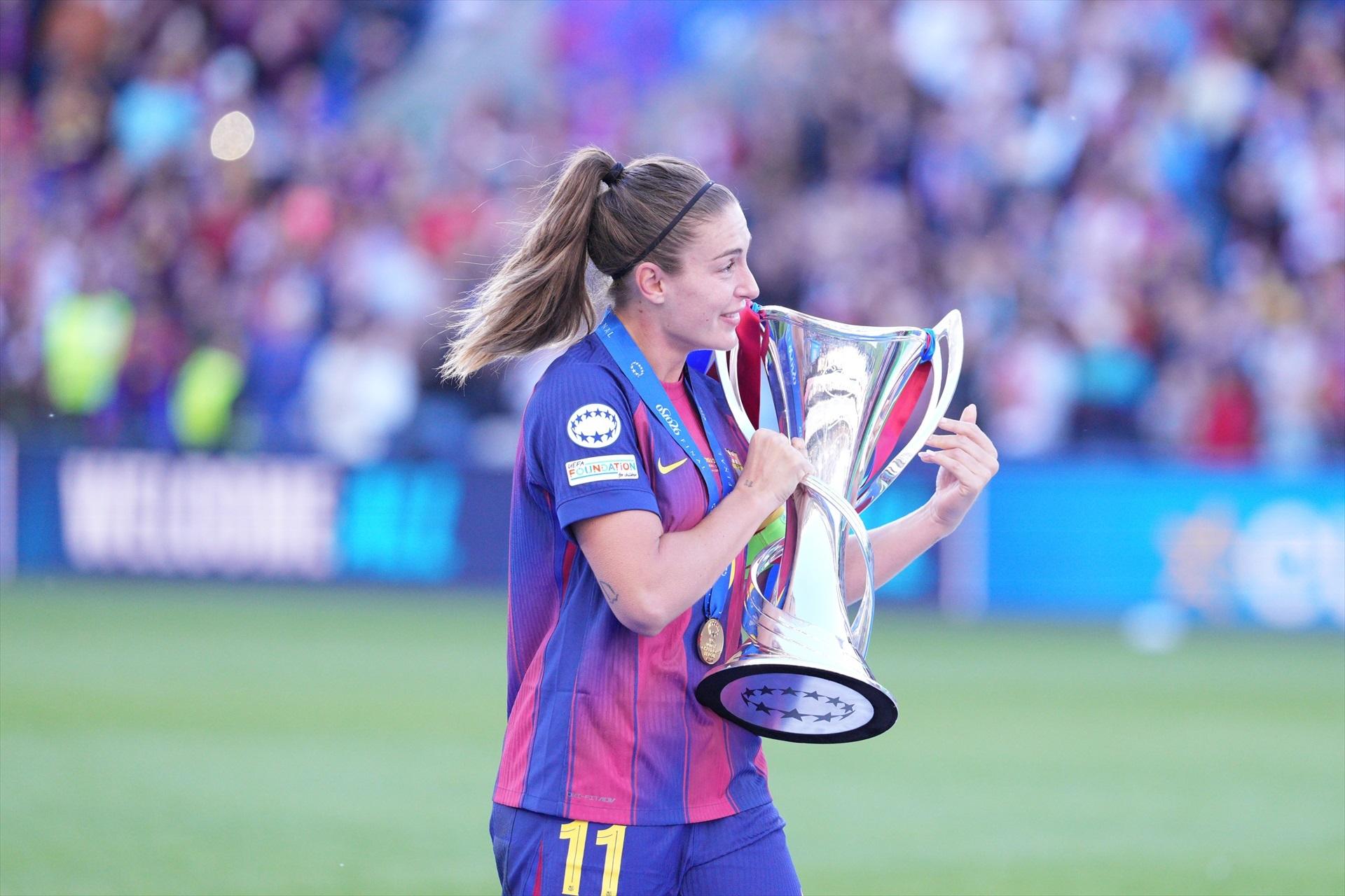 Oslo, 23 de mayo de 2026. Alexia Putellas, capitana del FC Barcelona Femení, lleva el trofeo a sus compañeras tras la final de la Champions femenina ante OL Lyonnes / EuropaPress