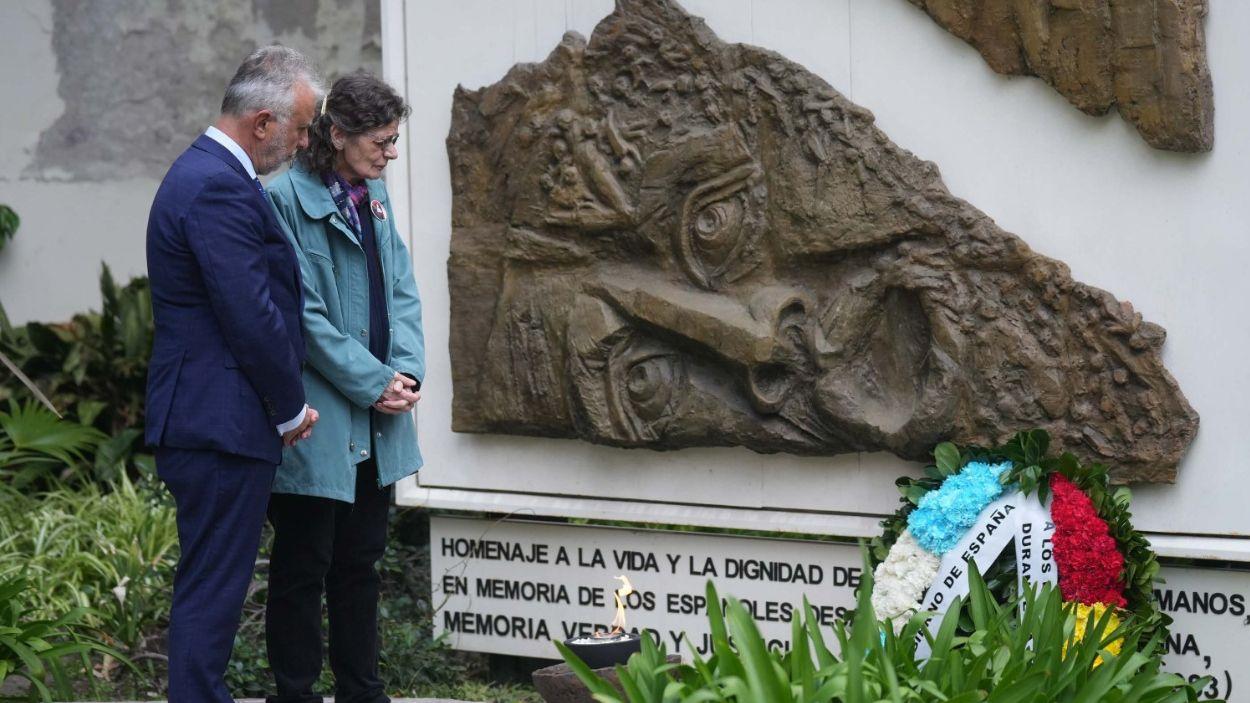 El ministro de Política Territorial y Memoria Democrática, Ángel Víctor Torres, junto a Consuelo Castaño, víctima de la represión, en Buenos Aires