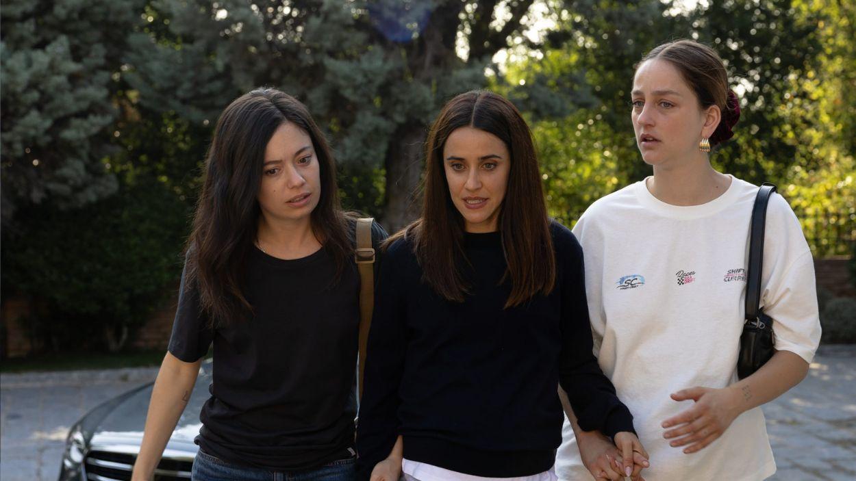Anna Castillo, Macarena García y Laura Weissmahr en 'Se tiene que morir mucha gente'. Movistar Plus+
