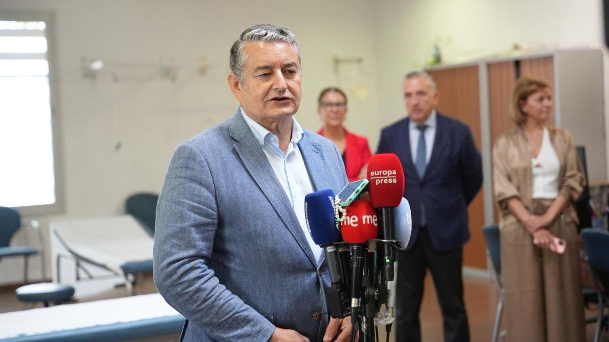 El consejero en funciones de Sanidad, Presidencia y Emergencias, Antonio Sanz, en una atención a medios / EP
