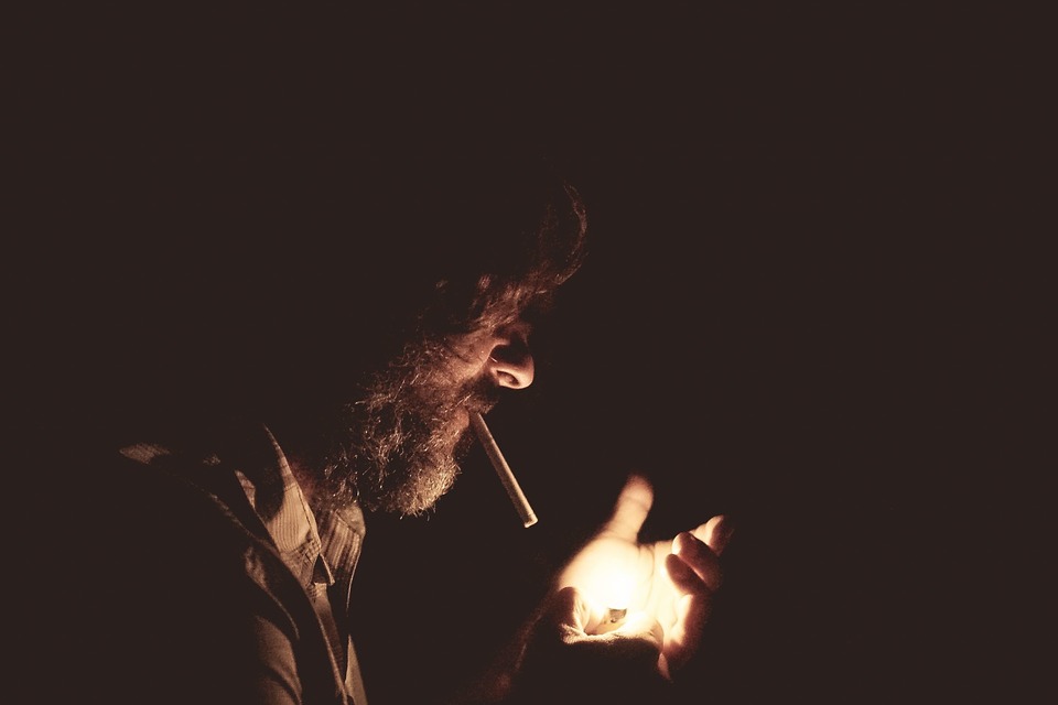 Imagen de archivo de un fumador.