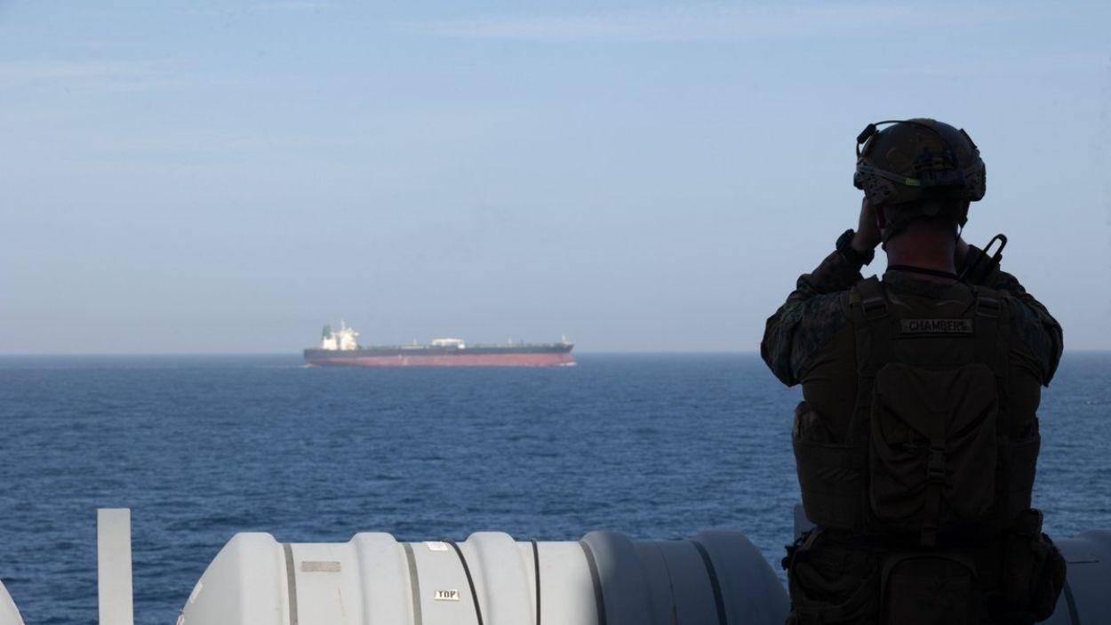 Un marine a bordo del transporte anfibio 'USS New Orleans' (LPD 18) durante el bloqueo impuesto a los puertos iraníes. EP. 