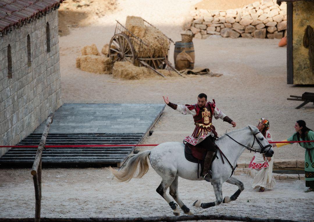 Un actor a caballo durante el nuevo espectáculo en Puy du Fou, Toledo. EP