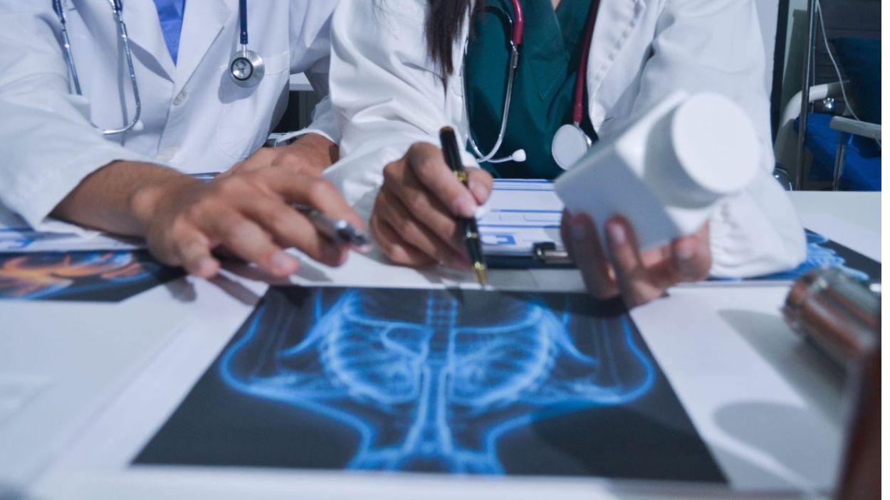Imagen de archivo de dos médicos observando una radiografía.