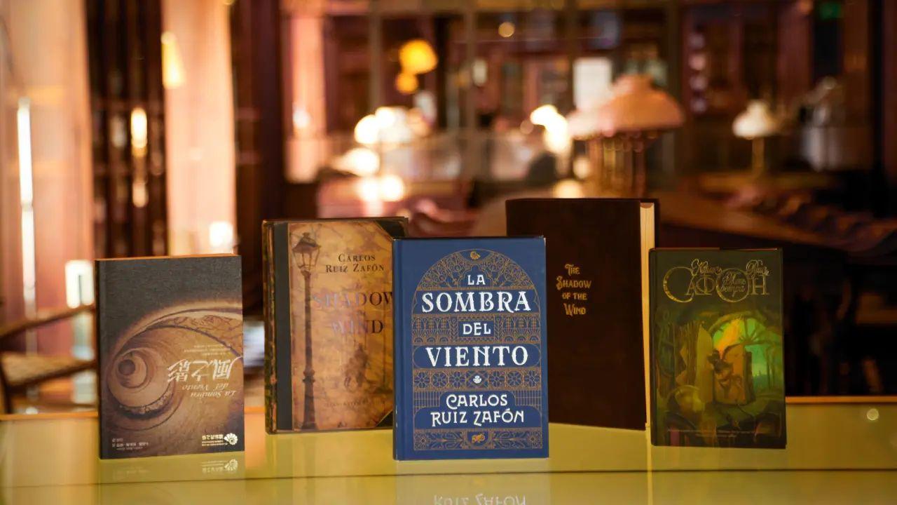 Distintas ediciones de 'La sombra del viento' en el Ateneu Barcelonès, a 27 de mayo de 2026. Javier Ocaña / Planeta