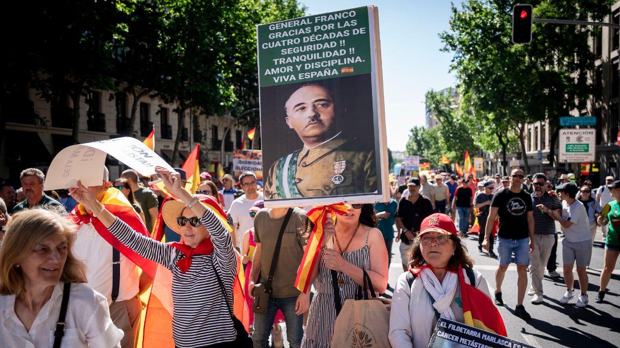Manifestantes portan pancarta con lema 'General Franco, gracias por las cuatro décadas de seguridad y tranquilidad, amor y disciplina. Viva España' durante una manifestación para exigir la dimisió