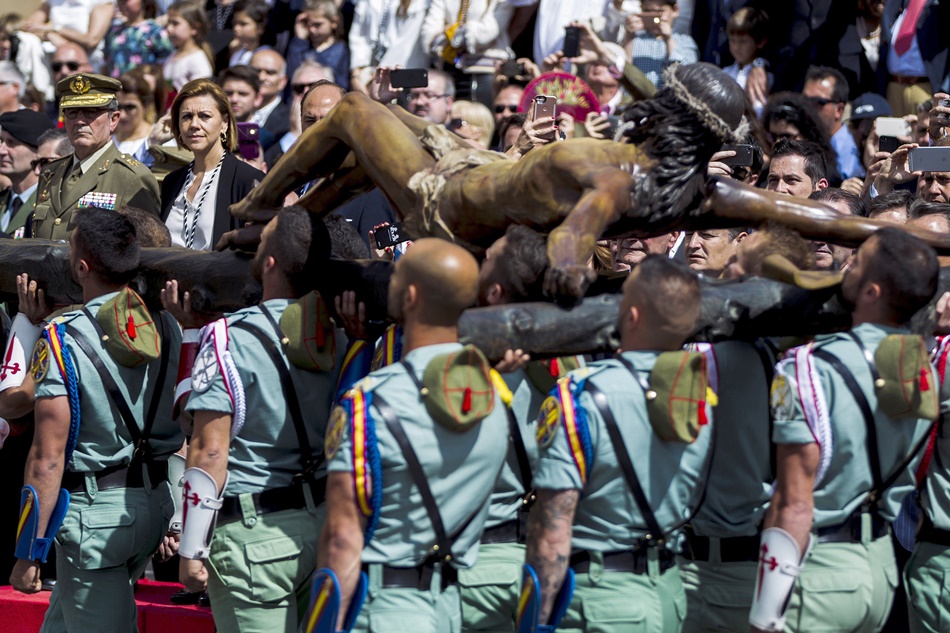 La Legión traslada el Cristo de Mena. 