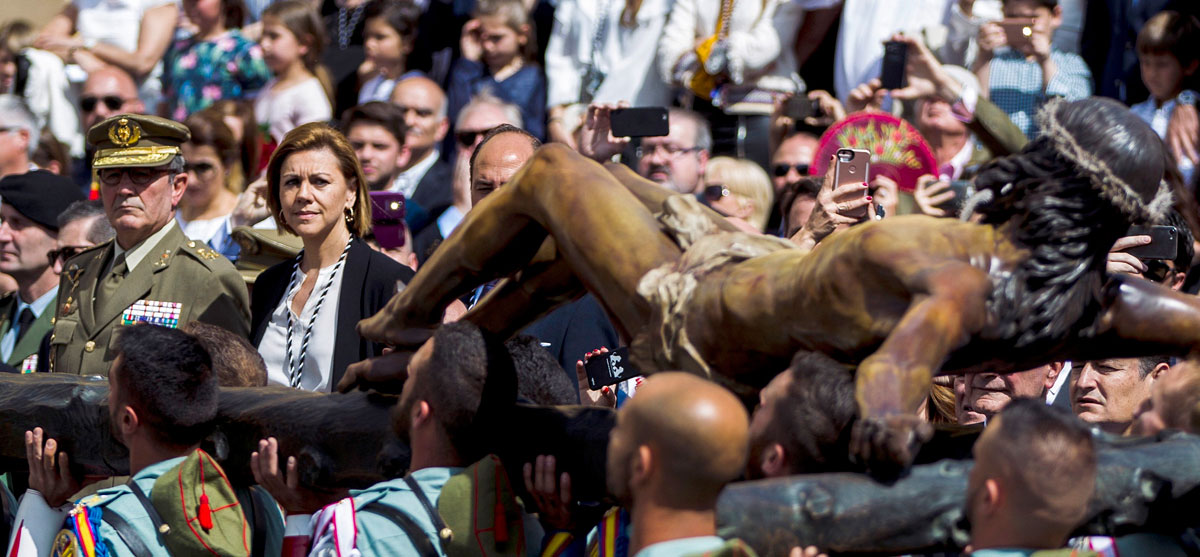 La ministra de Defensa, María Dolores de Cospedal, junto al jefe de la Fuerza Terrestre, el teniente general, Gómez de Salazar Mínguez.