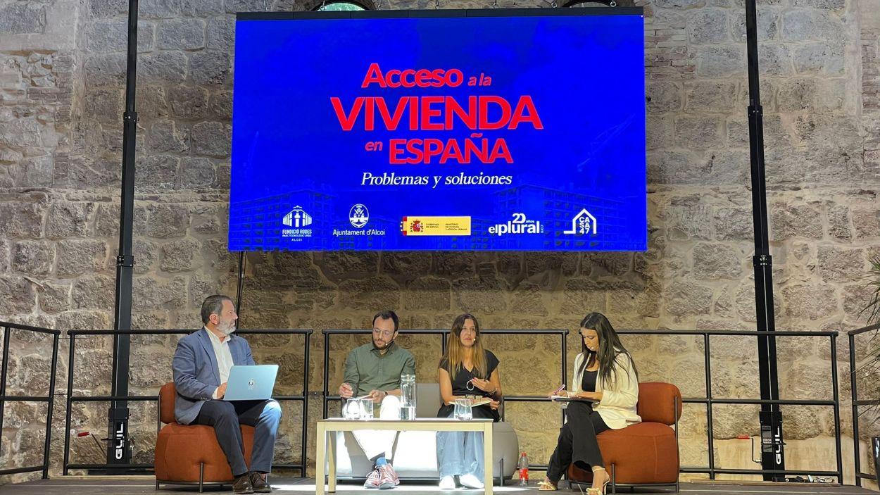Mesa redonda en el encuentro 'Diálogo por la vivienda: del compromiso a la ejecución'.