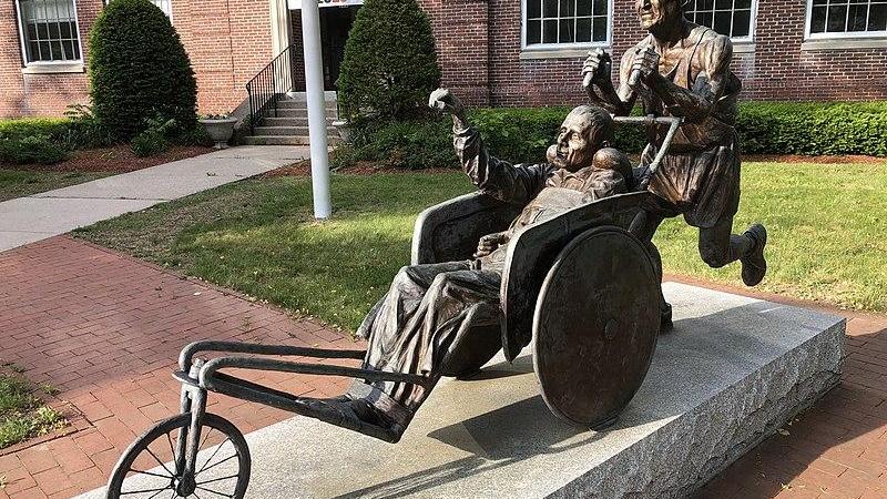 Estatua de bronce en honor al Team Hoyt Estatua de bronce en honor al Team Hoyt