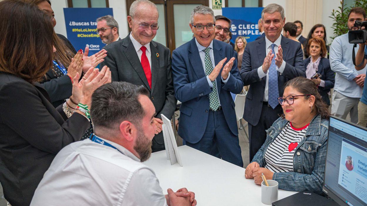 Momento en que una de las candidatas recibe en Málaga la noticia de que ha sido sleccionada para cubrir una de las vacantes ©Clece