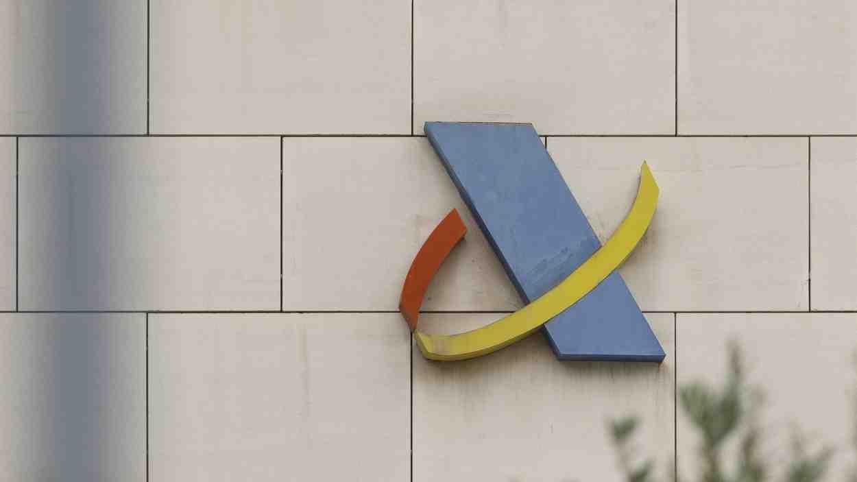 Alertan de una nueva estafa que suplanta a la Agencia Tributaria para robar datos personales y bancarios. EP