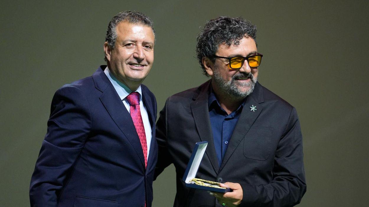 El presidente de la Diputación de Sevilla, Javier Fernández, junto a Paco Tous en el Día de la provincia de Sevilla / Diputación de Sevilla