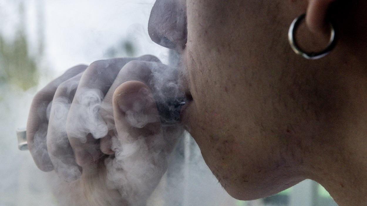 Una persona vapeando. EP