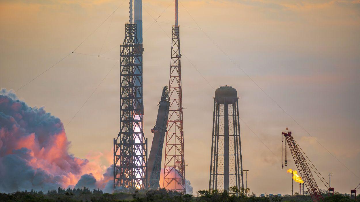 El cohete New Glenn de Blue Origin, que transportaba la misión BlueBird 7, despega desde el Complejo de Lanzamiento 36 de la Estación Espacial Internacional de Cabo Cañaveral, el 19 de abril de 2026, en Cabo Cañaveral, Florida. EP.