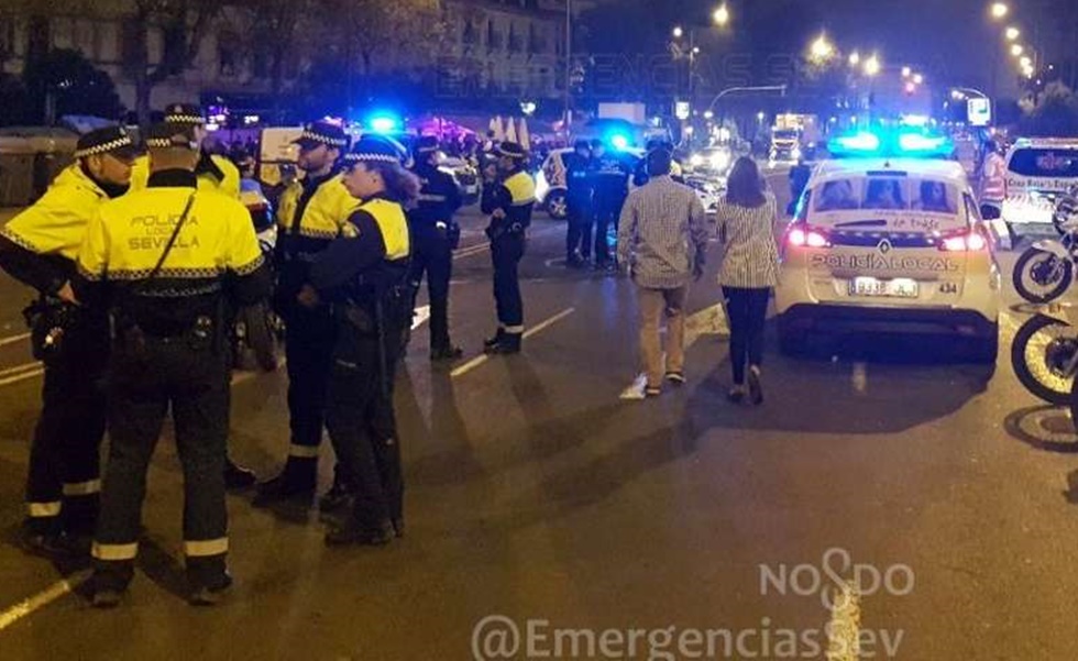 Efectivos de la Policía Local tras los incidentes de la Madrugá.