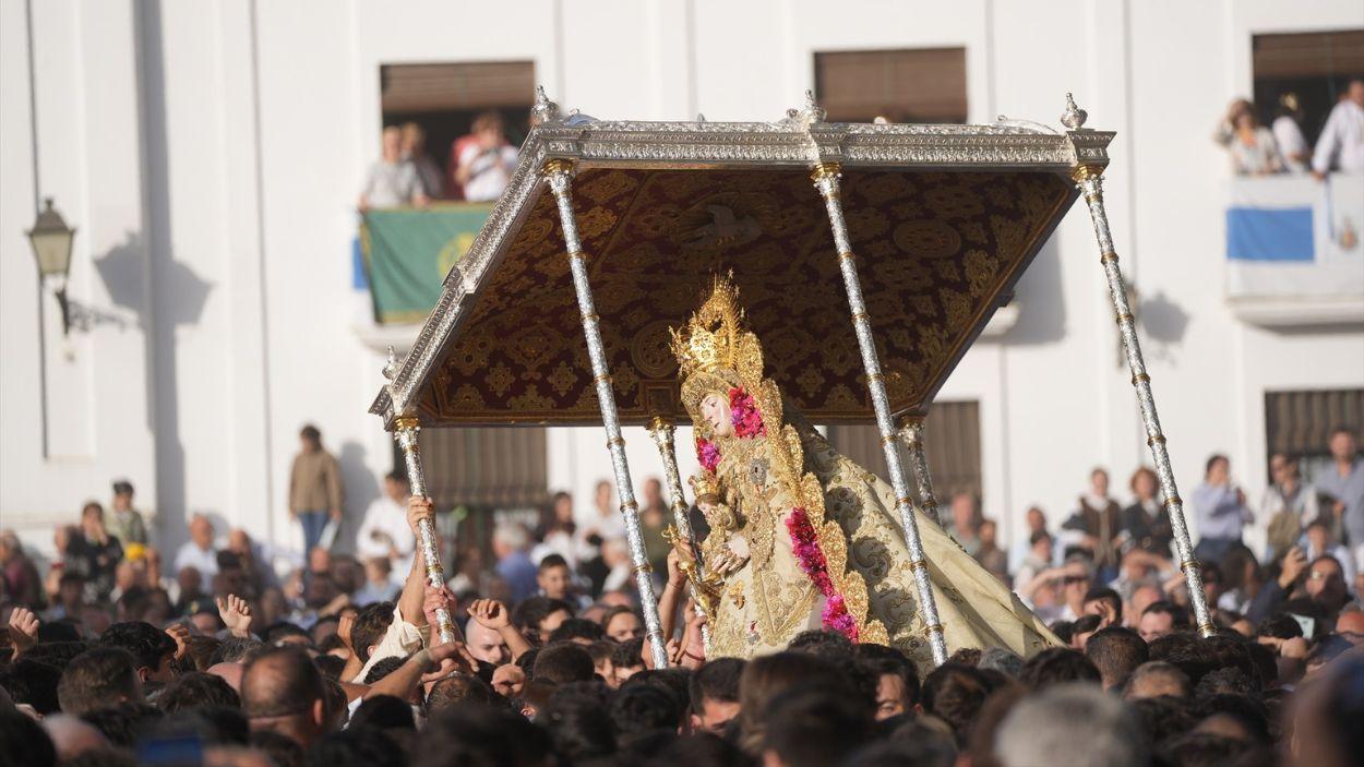 La Virgen del Rocío procesiona por la aldea en su visita a las 127 filiales. A 25 de mayo de 2026 / EP