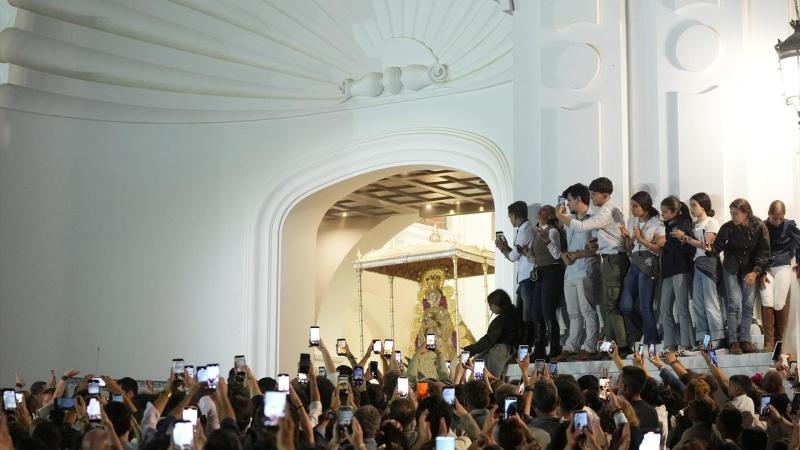 La Virgen del Rocío procesiona por la aldea en su visita a las 127 filiales