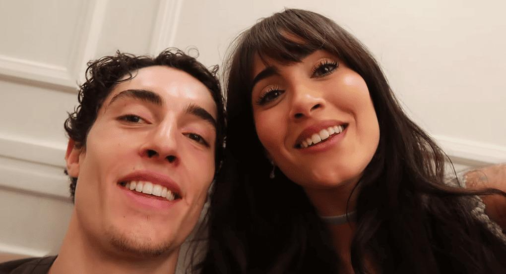 "Un día con mi novia" muestra cómo viven Aitana y Plex una jornada de gira entre ensayos, confidencias y conciertos
