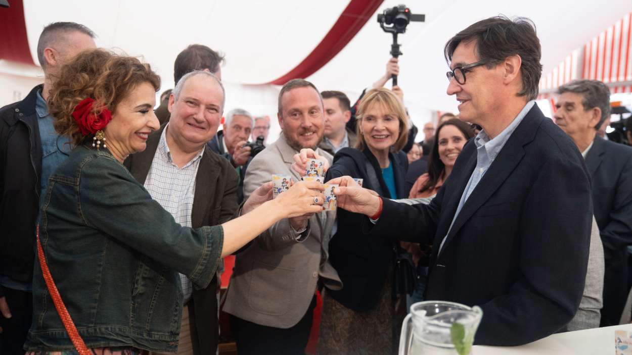 El presidente de la Generalitat, Salvador Illa, y la entonces ministra de Hacienda, María Jesús Montero, en la Feria de Abril del Parc del Fòrum de Barcelona, a 2 de mayo de 2025. David Zorrakino / EP 