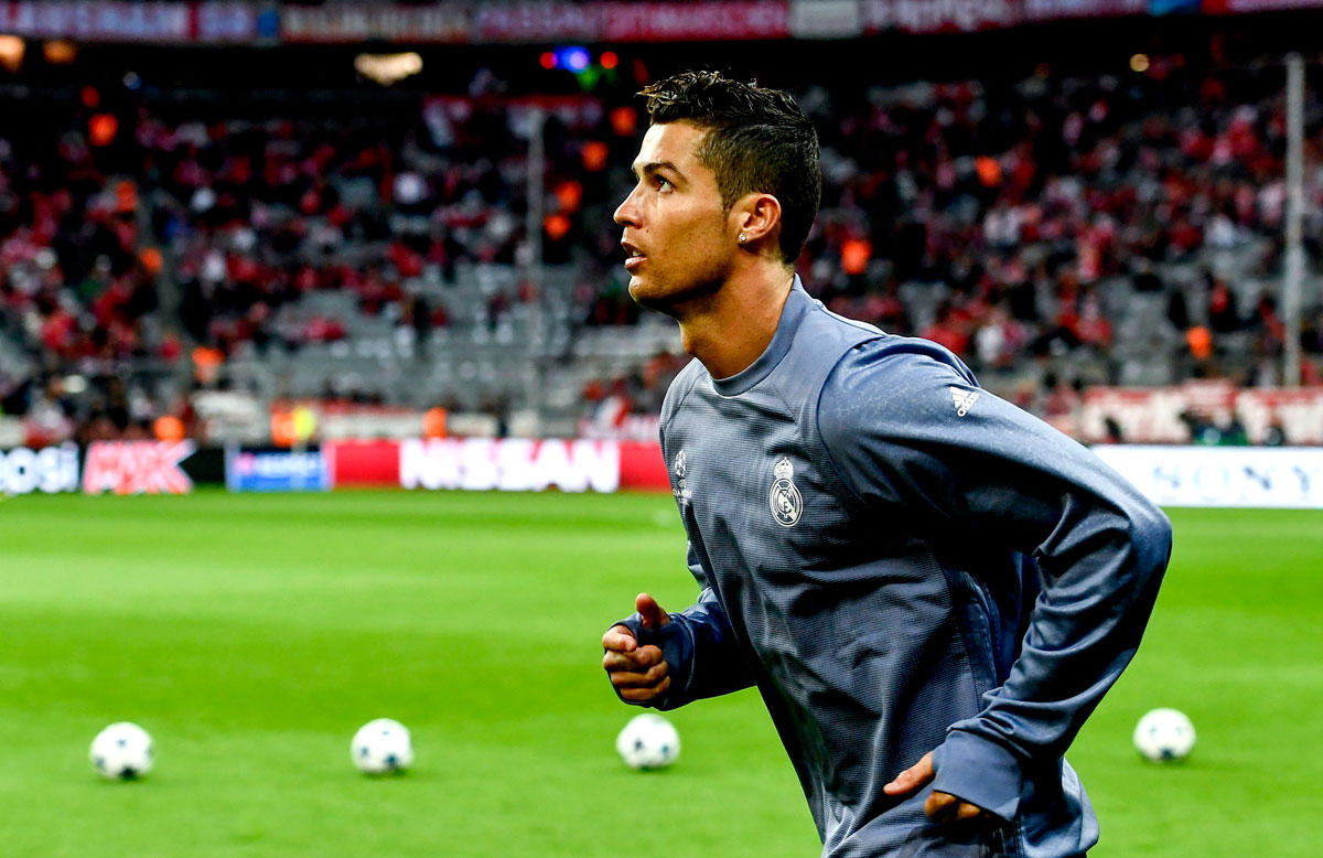 Cristiano Ronaldo calienta antes del inicio del partido de ida de los cuartos de final de la Liga de Campeones entre el Real Madrid y el Bayern de Múnich