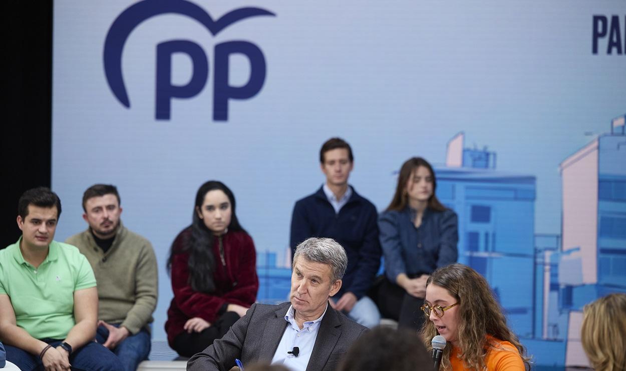 El presidente del Partido Popular, Alberto Núñez Feijóo, en una reunión con representantes juveniles. EP
