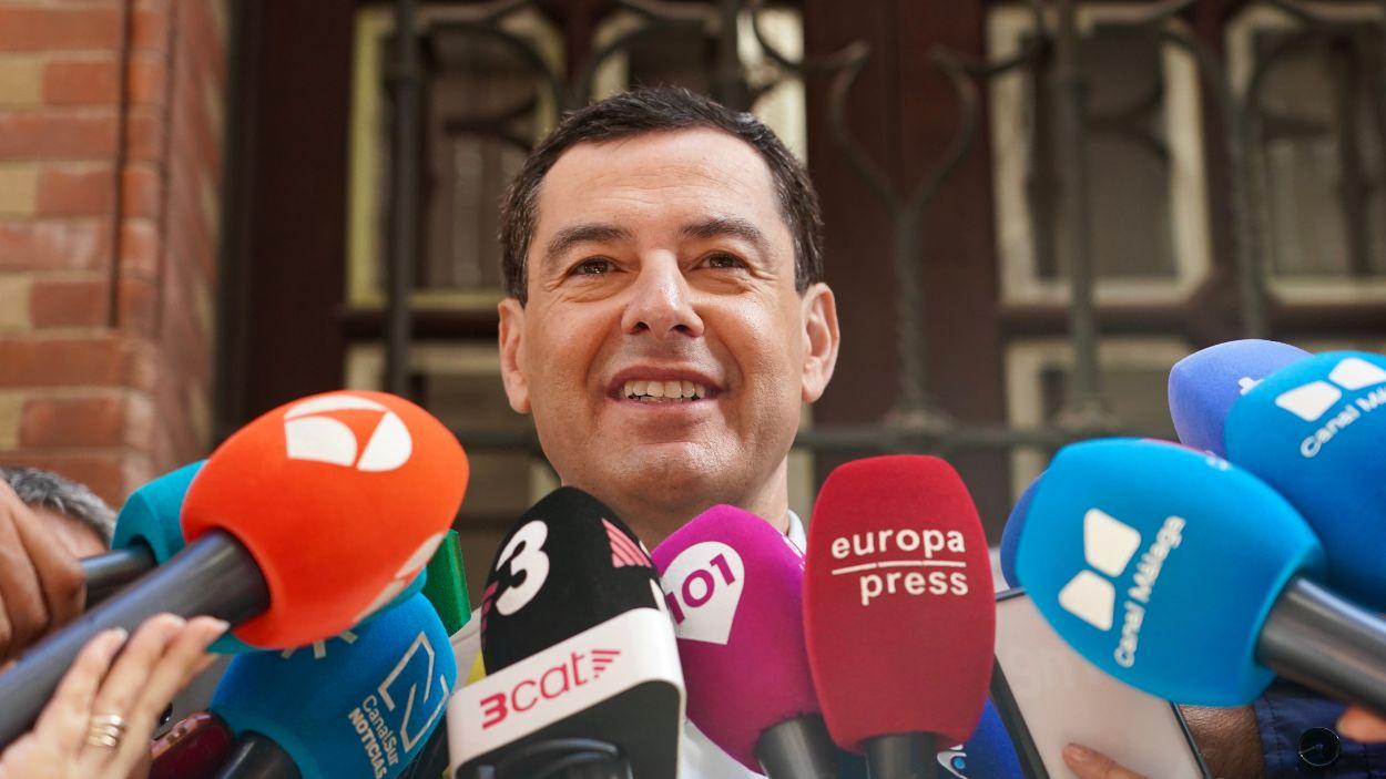 El presidente de la Junta de Andalucía, Moreno Bonilla, atendiendo a medios / Archivo EP