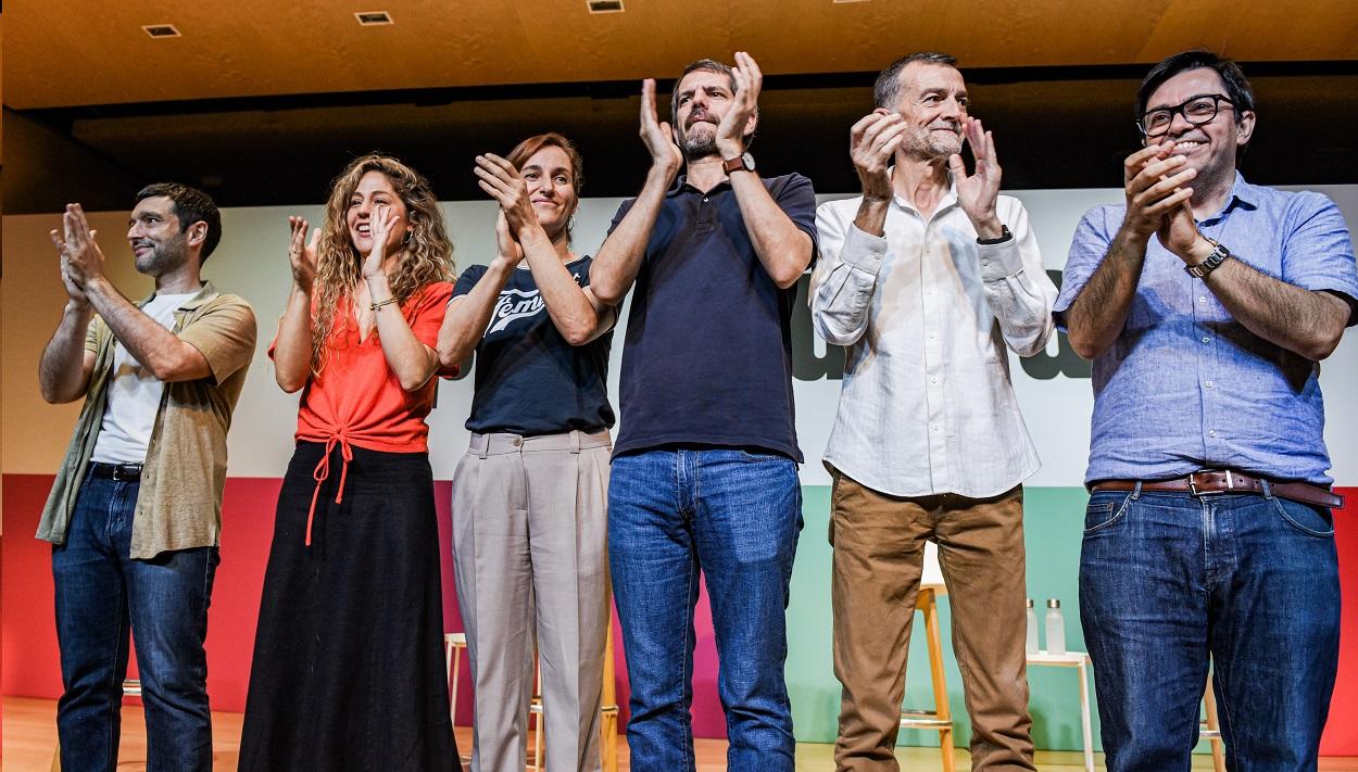 El ministro de Cultura, Ernest Urtasun (c), la ministra de Sanidad, Mónica García (3i), la coordinadora de Sumar Lara Hernández (2i), el ministro de Derechos Sociales, Consumo y Agenda 2030, Pablo Bustinduy (i), el portavoz de los Comuns, Gerardo Pisarello (d), el coordinador federal de IU Antonio Maíllo (2d), durante un acto de los Comuns, Más Madrid, IU y Sumar. EP