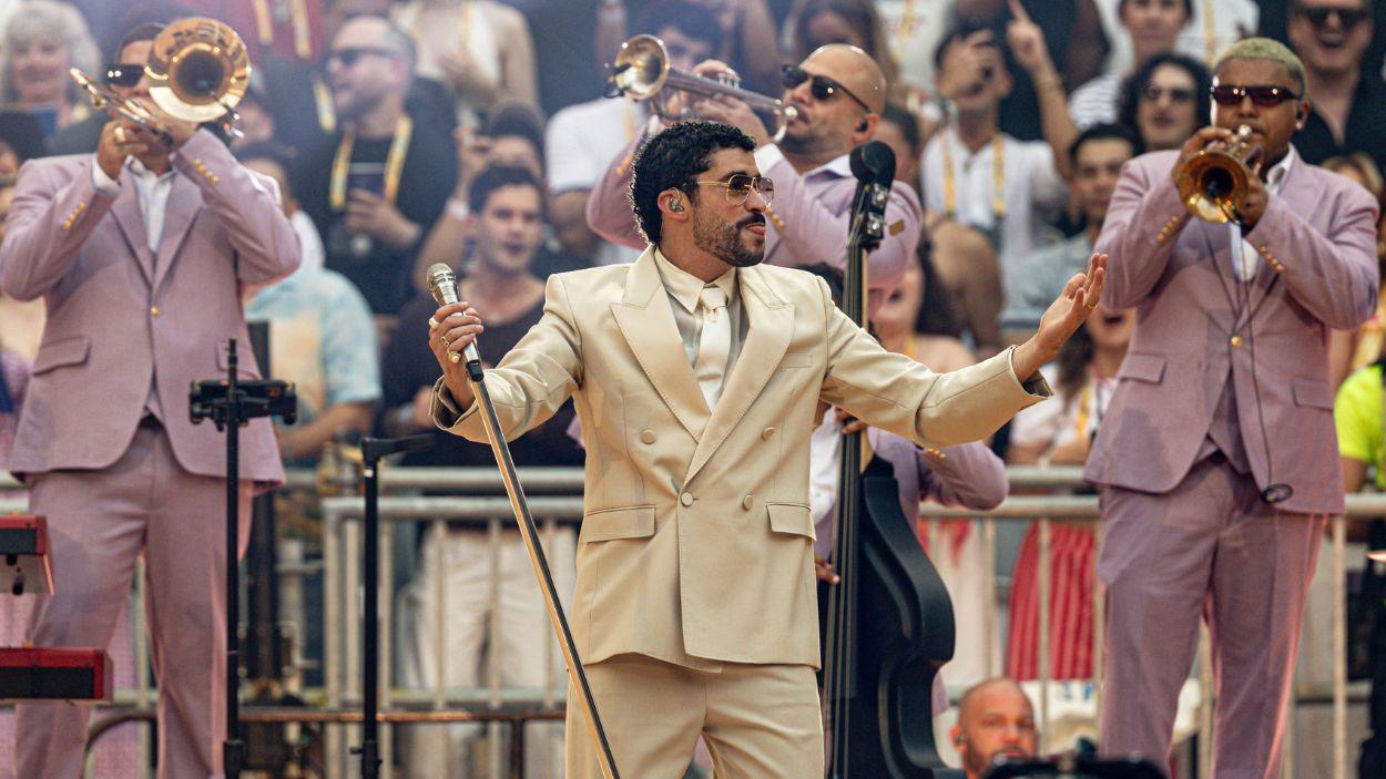 Bad Bunny levanta su isla en Madrid tres horas de perreo, nostalgia y una casita en el Metropolitano. Europa Press.