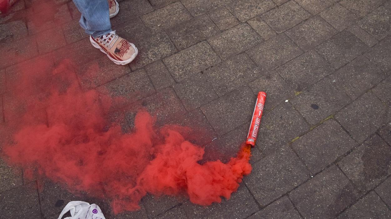 Bengala de humo rojo en el día de la final de la Champions entre el PSG y el Arsenal. EP
