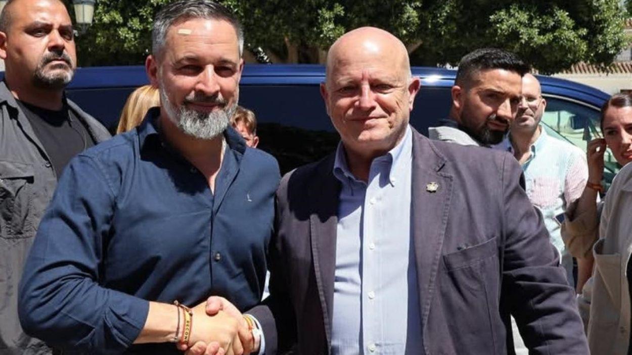 El presidente de Vox, Santiago Abascal, con el portavoz de Vox en el Ayuntamiento de Mijas, Juan Carlos Cuevas Dawson. Vox. 