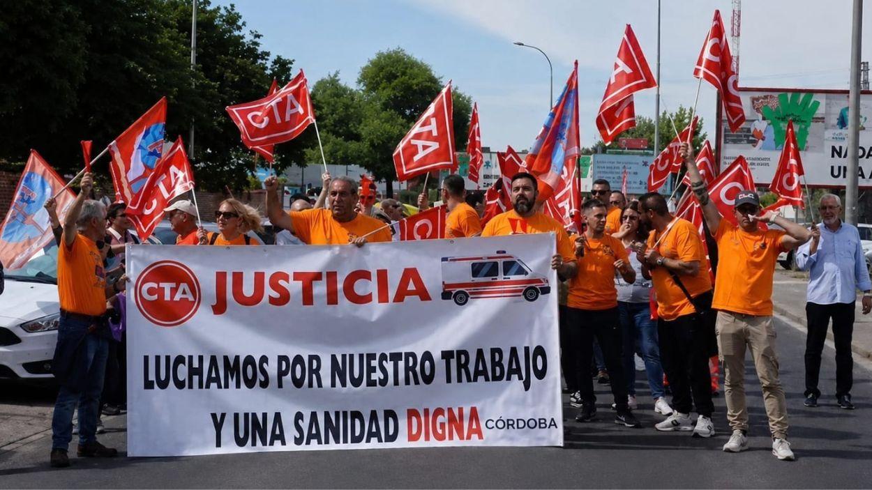 Una de las acciones reivindicativas llevadas a cabo por trabajadores del servicio de ambulancias en Córdoba / Archivo EP