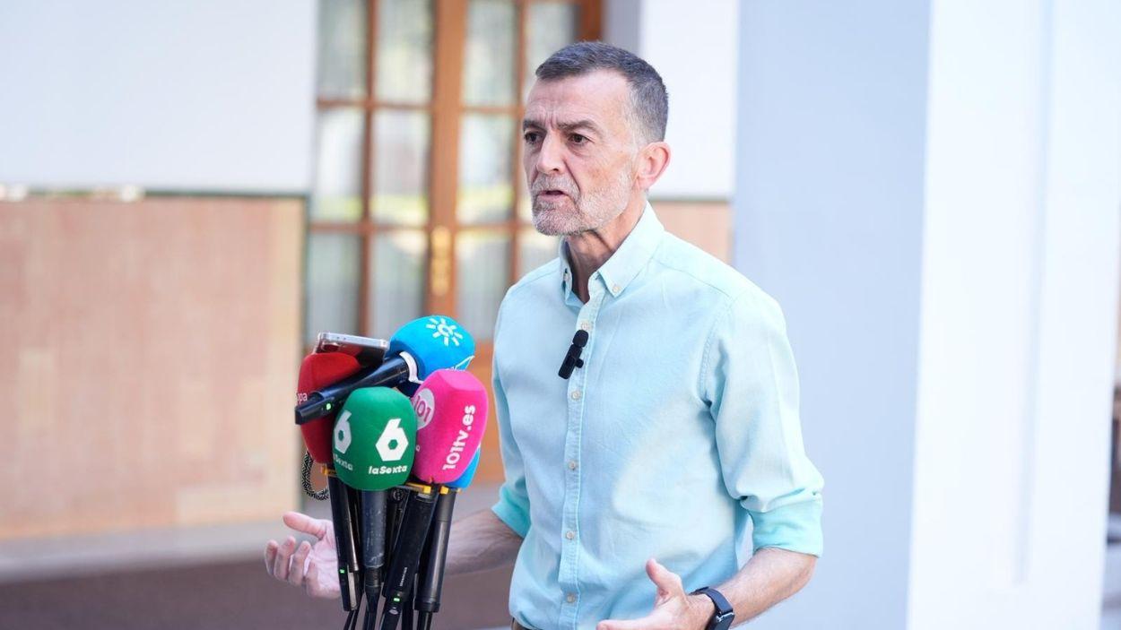 El candidato de la coalición Por Andalucía, Antonio Maíllo, en una rueda de prensa / EP