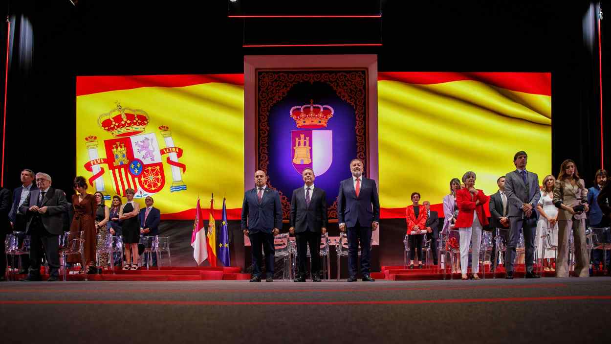 El jefe del Ejecutivo autonómico, Emiliano García-Page, preside el acto institucional del Día de Castilla-La Mancha que se celebra en el Teatro Auditorio ‘José Luis Perales’ de Cuenca. JCCM.