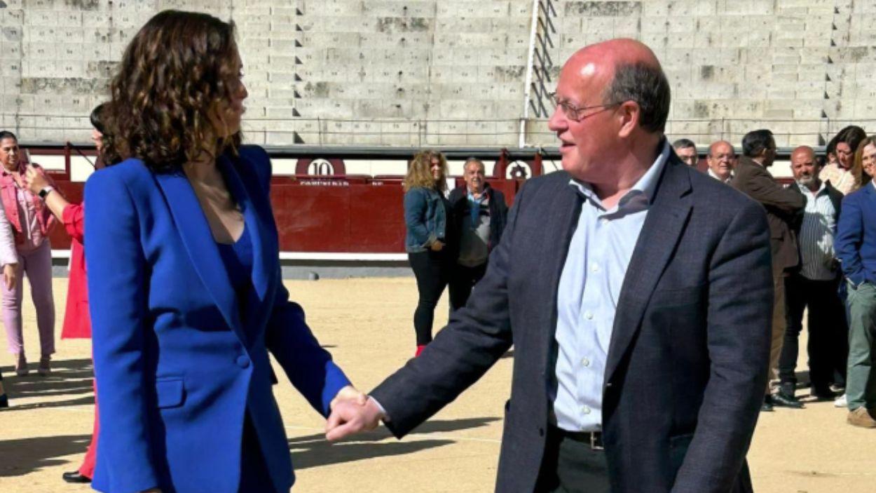 El alcalde de Algete, Fernando Romo, junto a la presidenta de la Comunidad de Madrid, Isabel Díaz Ayuso. Twitter FernandoRomo 