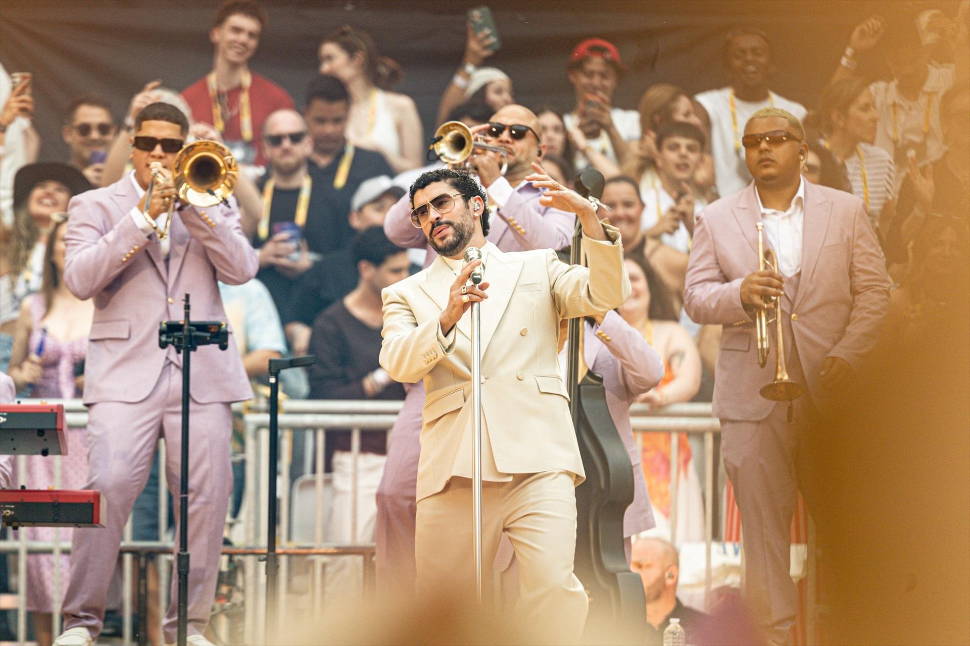 El cantante Bad Bunny actúa durante un concierto, en el Riyadh Air Metropolitano / Europapress