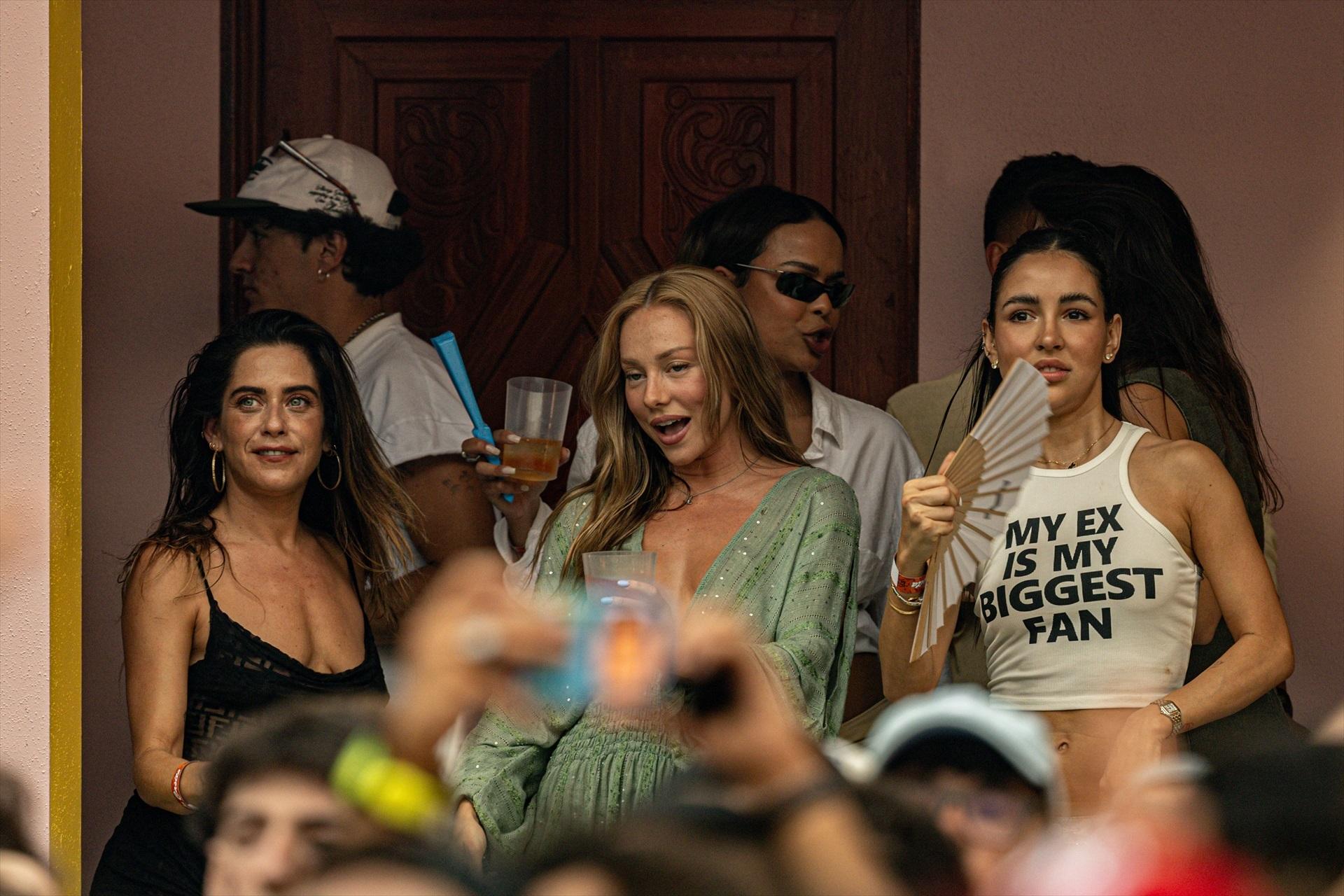 Las actrices María León (i) y Ester Expósito (c) durante un concierto del cantante Bad Bunny, en el Riyadh Air Metropolitano / EuropaPress