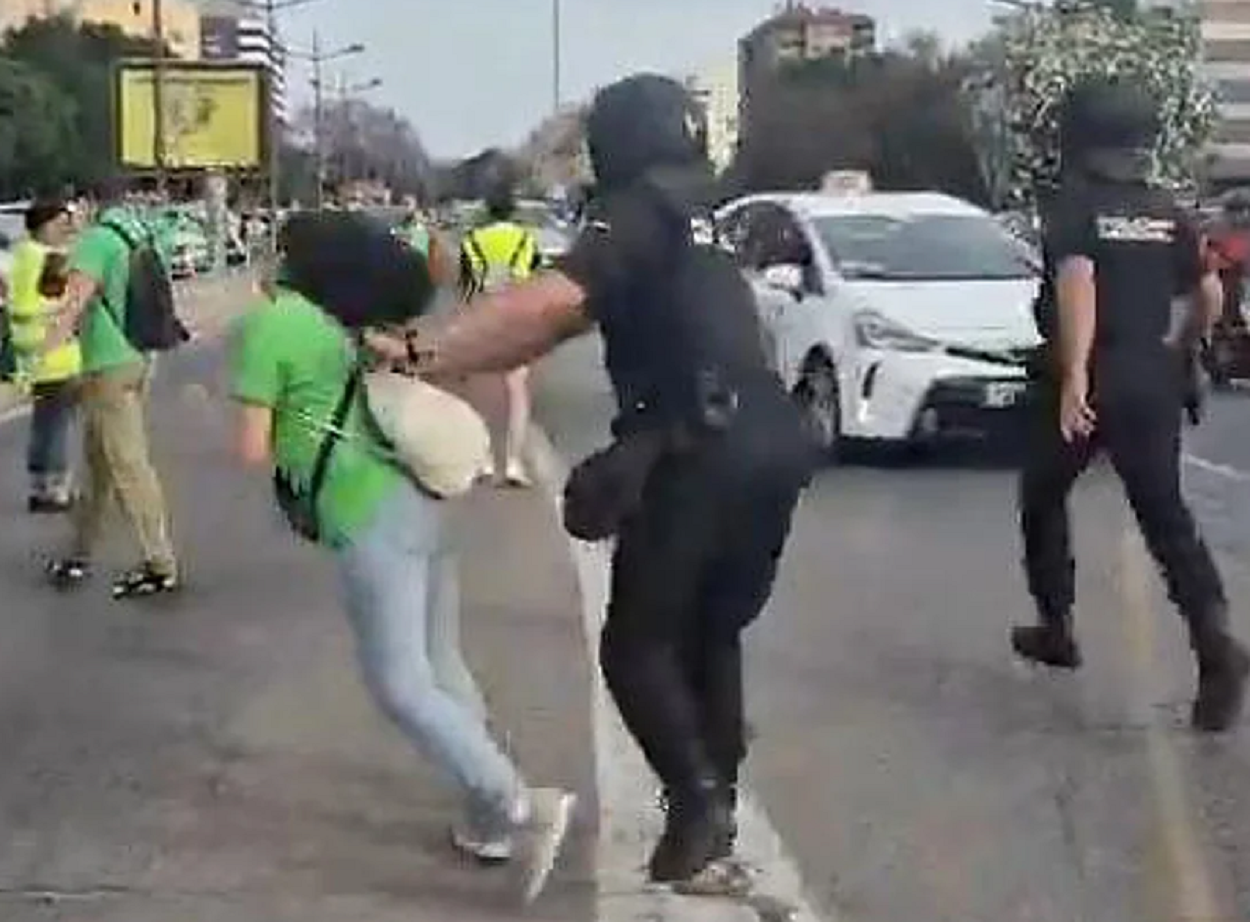 Un policía agrede a una manifestante. Redes sociales