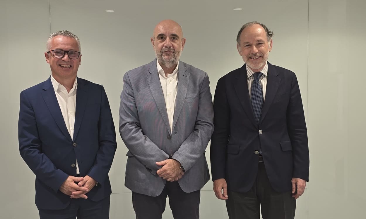El director de Banca Minorista de Santander España, y Alejandro Cecchi (i), el presidente de CSIF, Miguel Borra (c), y el secretario del Consejo de Administración del Grupo Santander, Jaime Pérez (d). BANCO SANTANDER