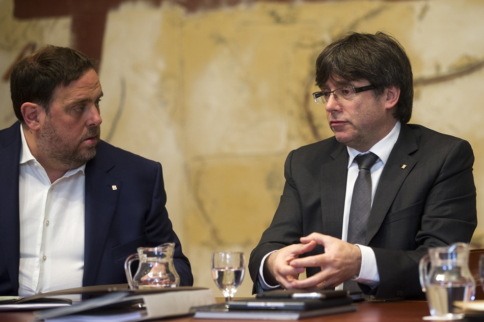 Oriol Junqueras sentado junto al president Carles Puigdemont.